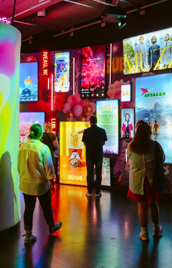 Visiteurs dans une salle de l'exposition Plaisirs aux écrans colorés. Photo : Musée de la civilisation