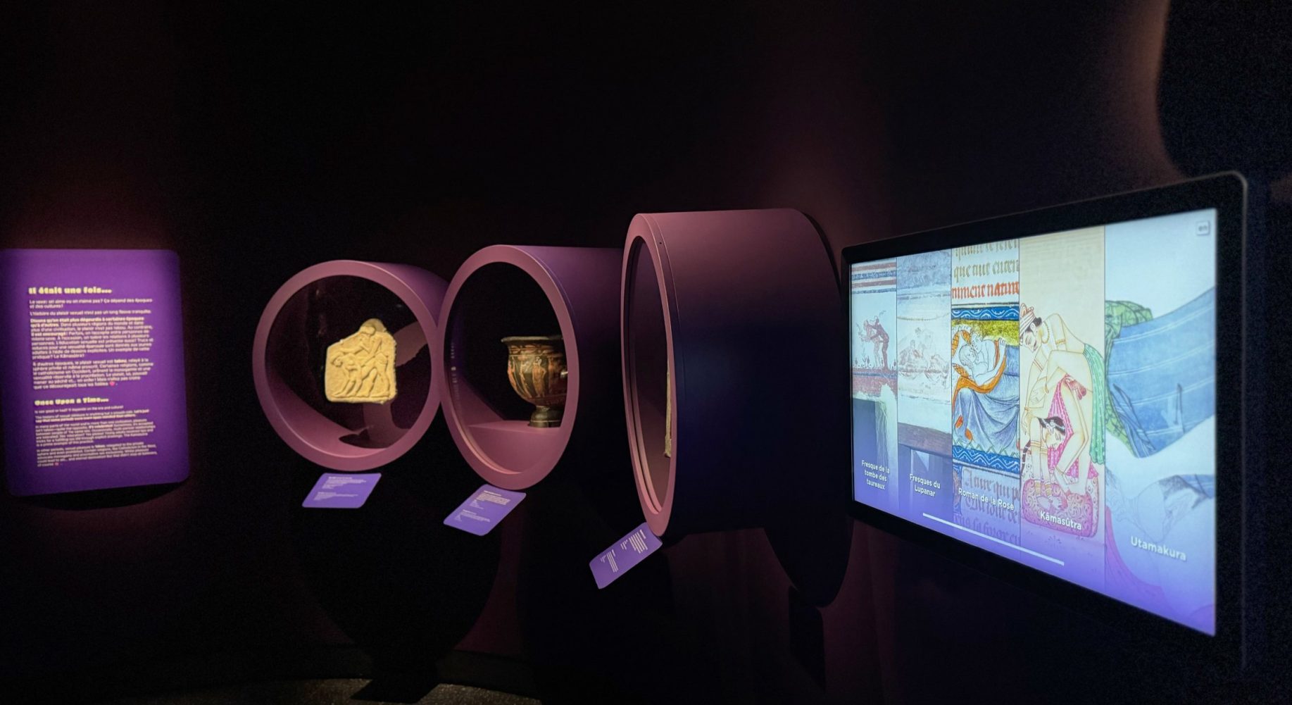 Borne Kamasutra installée à côté des vitrines rondes de la zone Plaisir sexuel