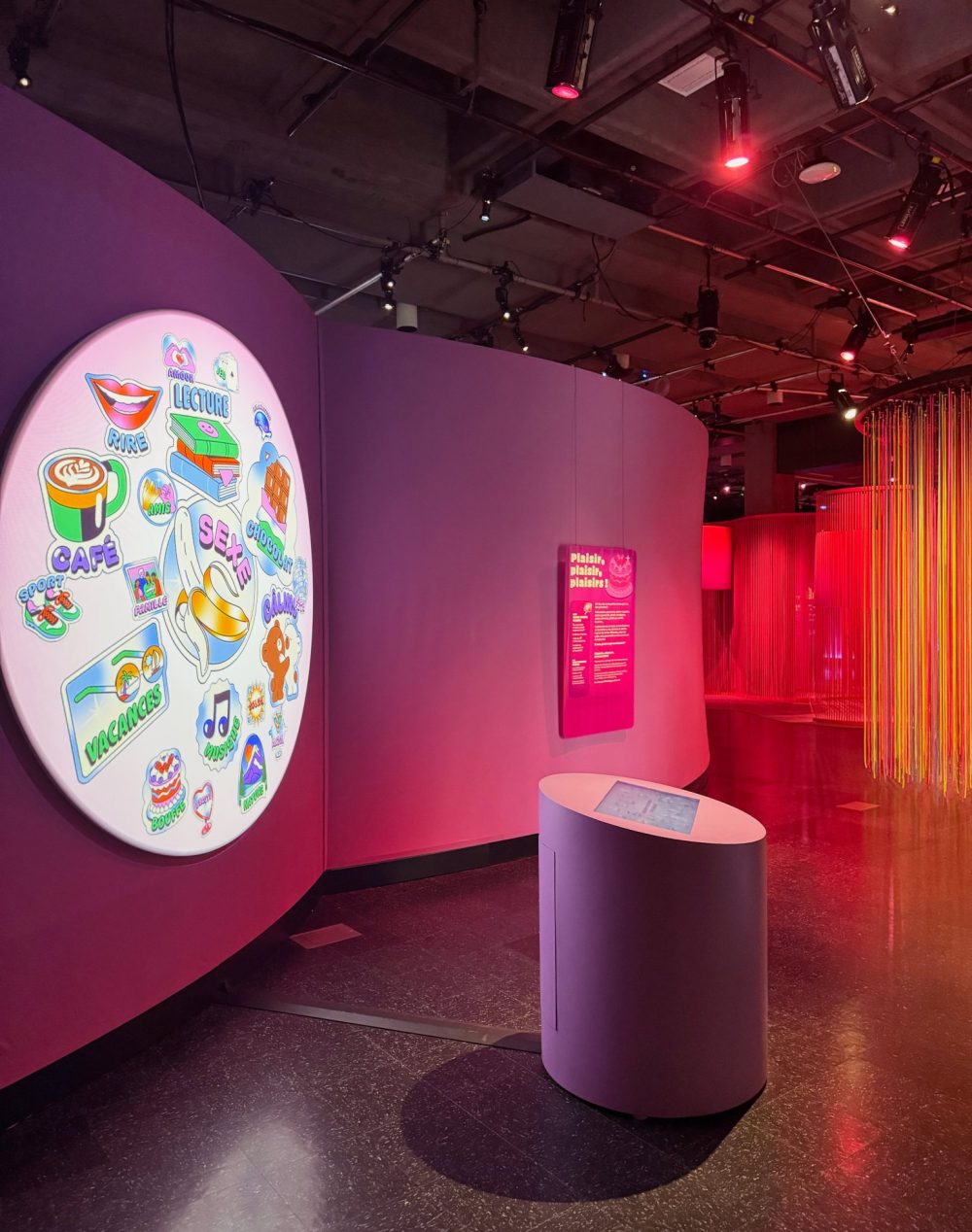 Zone Plaisir au pluriel : projection du nuage de mots et borne tactile