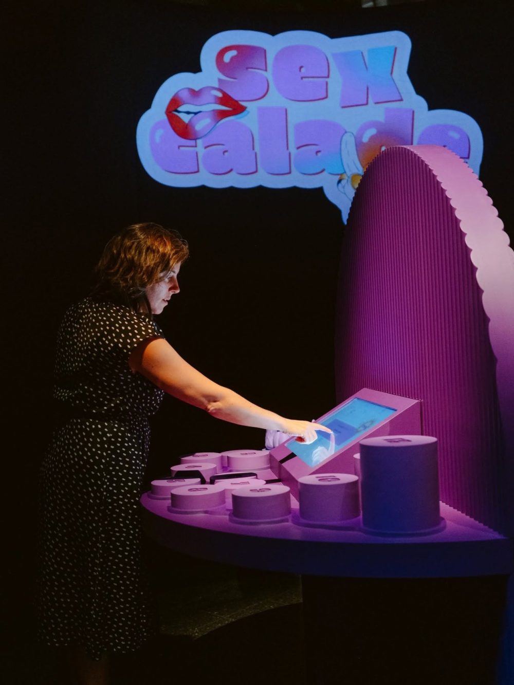 Visiteuse touchant l'écran du jeu Sexcalade